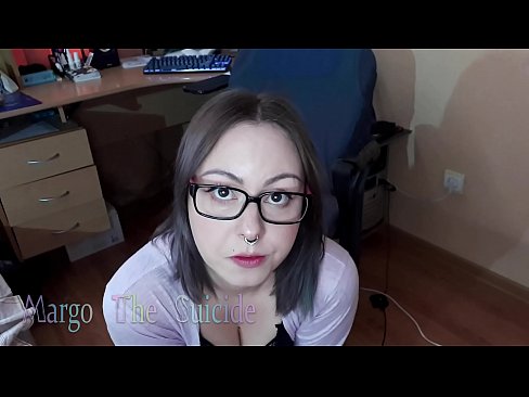 ❤️ Sexy jente med briller suger dildo dypt på kamera ❌ Superporno hos oss ❤