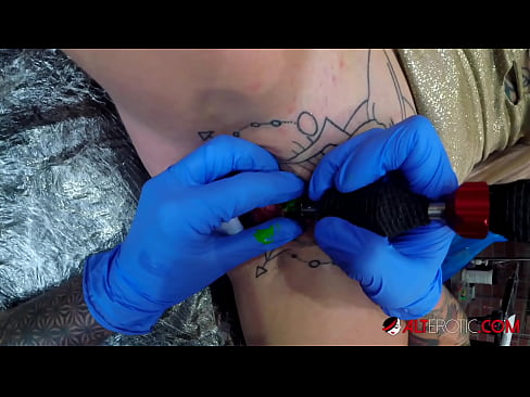 ❤️ Ekstremt tatovert hottie Sully Savage tok en tatovering på klitoris ❌ Superporno hos oss ❤